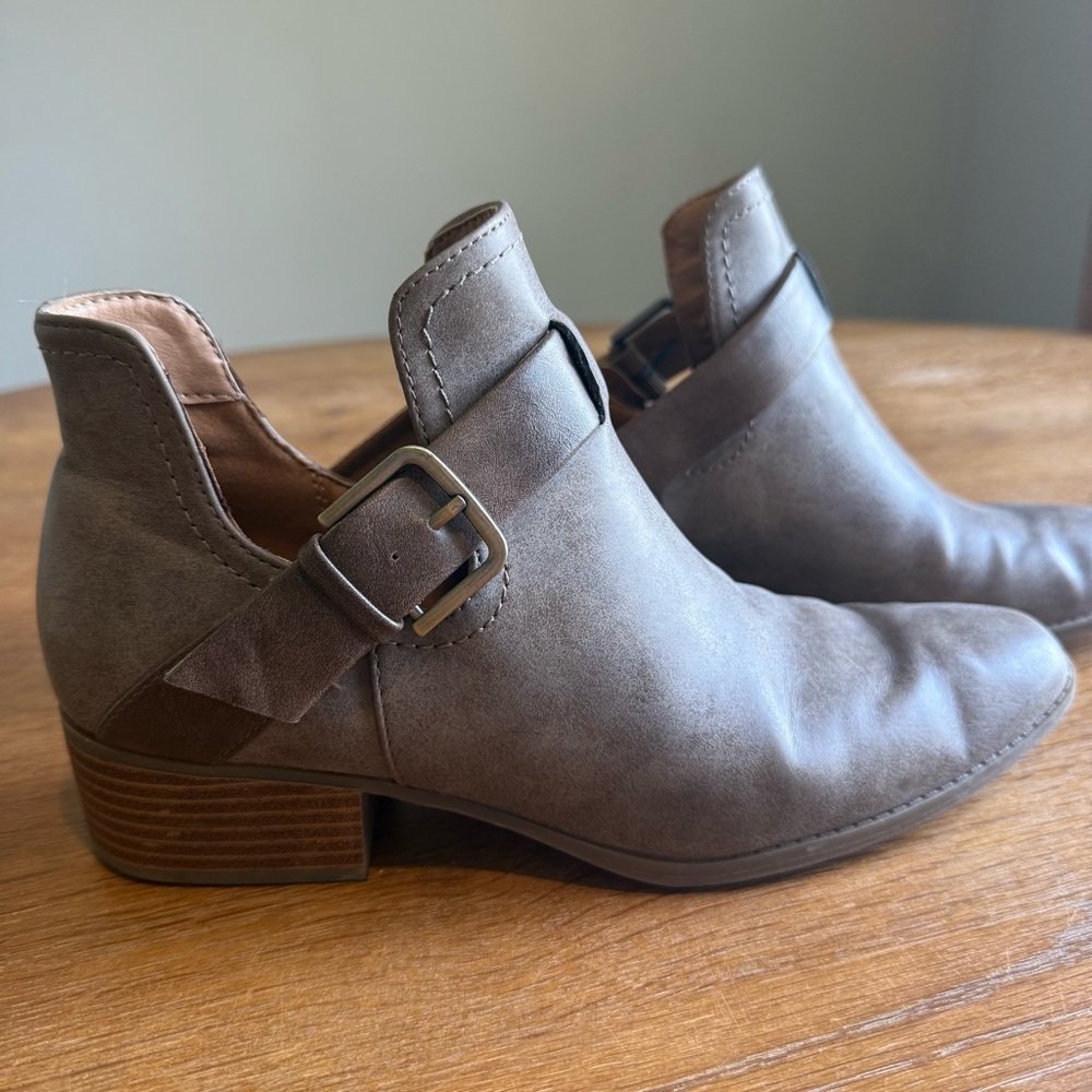 Wonderly MAEVE Taupe Faux Leather Pull On Buckled Ankle Boots Women's Size 7.5
